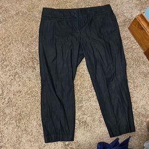 Capri black dress pants with buttons and pockets that you can put things out